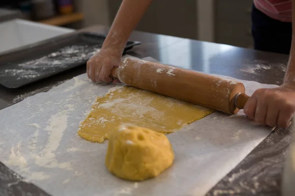 Mani ritagliate di ragazzo rotolamento pasta — Foto Stock