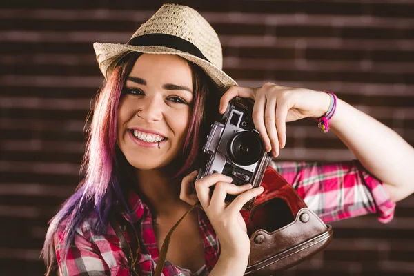 Frau posiert mit Vintage-Kamera — Stockfoto