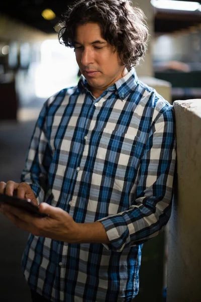 Ahırda dijital tablet kullanan adam — Stok fotoğraf