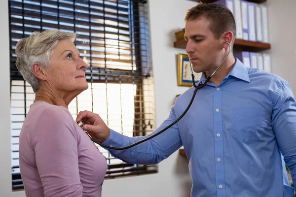 Badanie pacjenta fizjoterapeuty z stetoskop — Zdjęcie stockowe