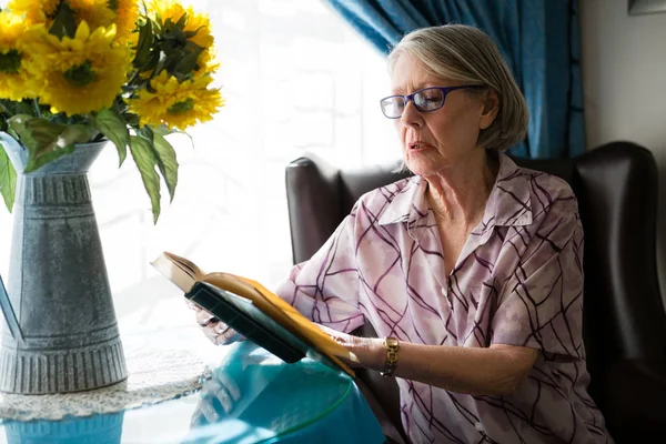 Mujer mayor leyendo libro — Foto de Stock