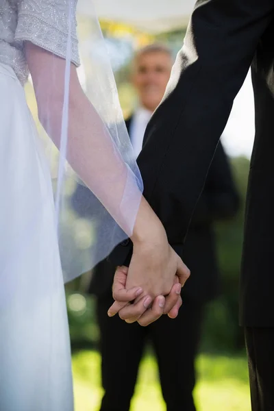 Mitten delen av par som håller hand — Stockfoto