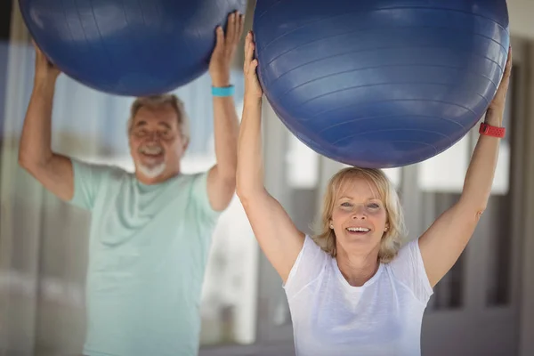 Äldre par tränar med övning boll — Stockfoto