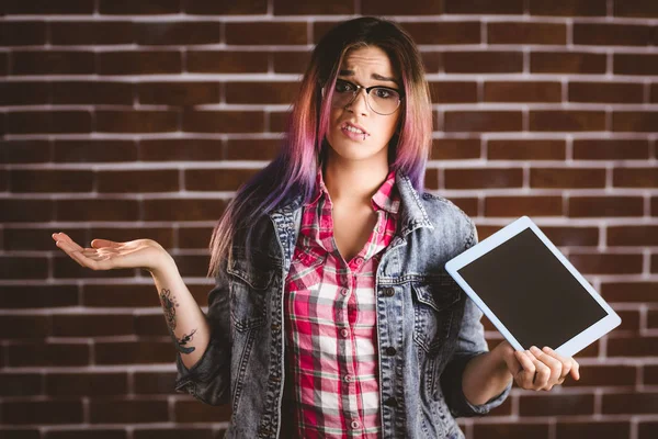 Verwarde vrouw met digitale tablet — Stockfoto