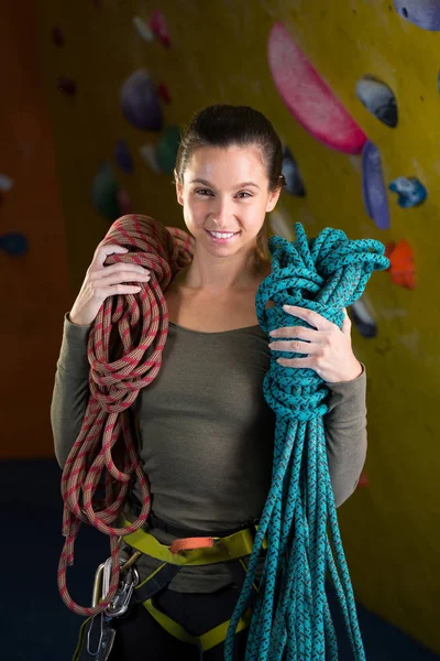 Mujer con cuerda en gimnasio —  Fotos de Stock