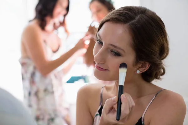 Novia aplicando su maquillaje — Foto de Stock