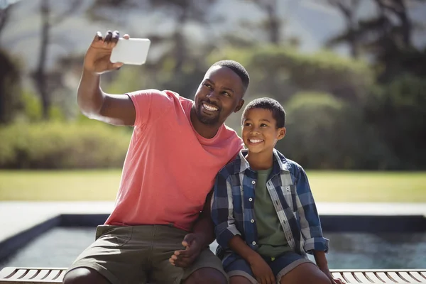 Far och son tar selfie med telefon — Stockfoto