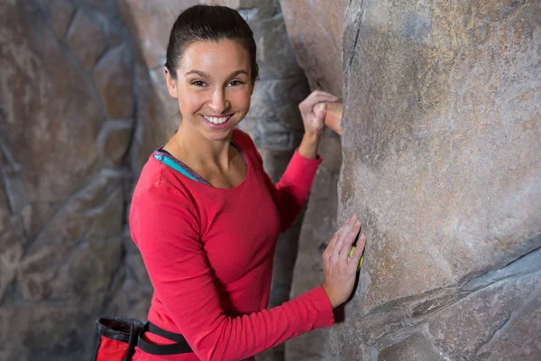 Donna sicura di sé praticando arrampicata su roccia — Foto Stock