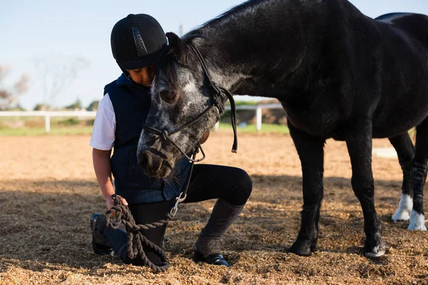 Cavalier garçon caressant un cheval — Photo