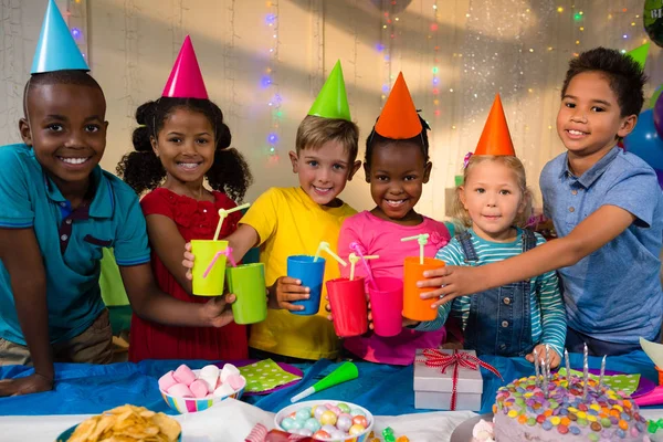 Sorridente bambini brindare bevande — Foto Stock
