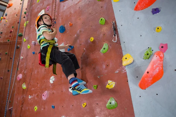 Niño practicando escalada en roca — Foto de Stock