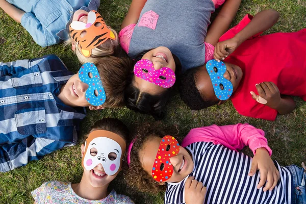 Direkt über Aufnahme von Kindern mit Masken — Stockfoto