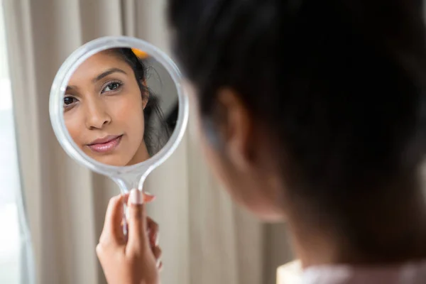 Vrouw aan kant reflecterende spiegel — Stockfoto