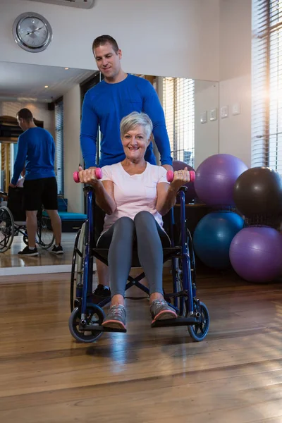 Mannelijke fysiotherapeut helpen patiënt — Stockfoto