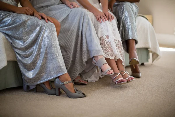 Bruid en de Bruidskinderen zitten samen op de sofa — Stockfoto