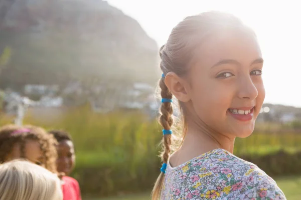 Sorrindo menina durante a festa — Fotografia de Stock