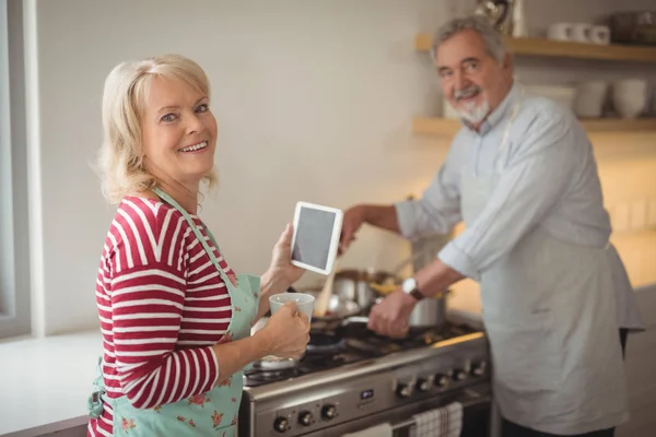Äldre par stående i köket — Stockfoto