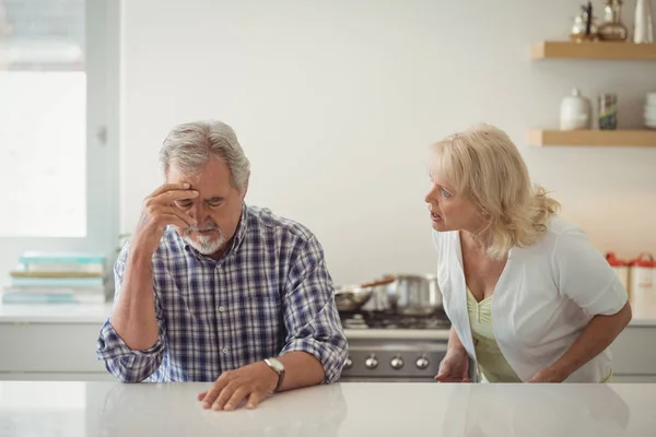 Casal sênior discutindo na cozinha — Fotografia de Stock