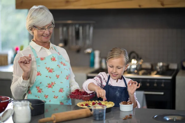 Babička a vnučka dělat jablkový koláč — Stock fotografie