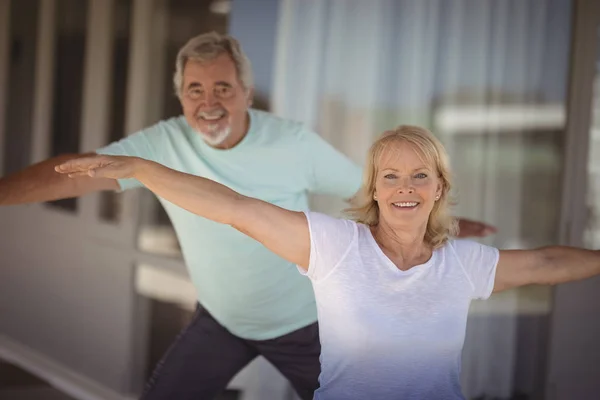 Couple aîné effectuant un exercice d'étirement — Photo