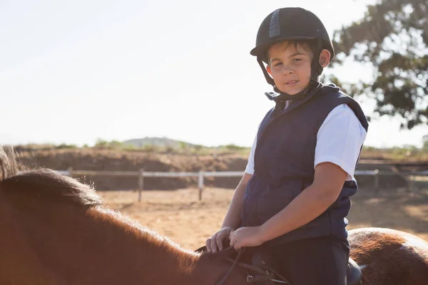 Menino montando cavalo no rancho — Fotografia de Stock