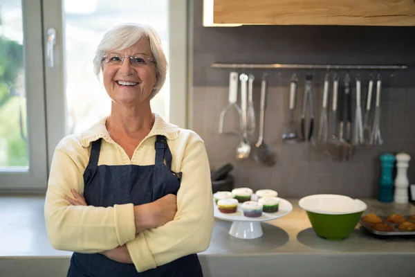 Senior vrouwen permanent in de keuken — Stockfoto