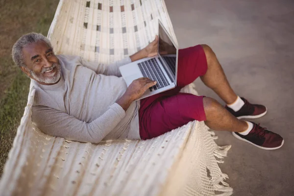 Homem sênior usando laptop — Fotografia de Stock