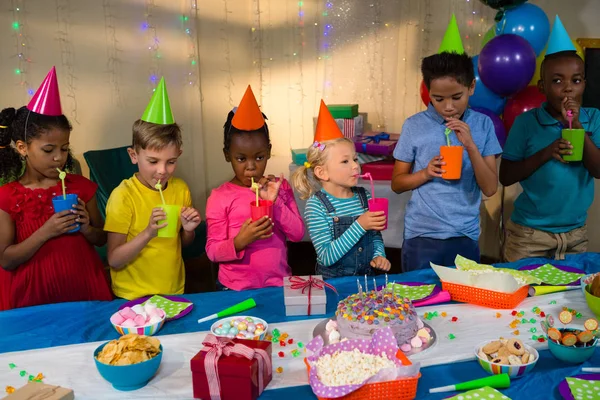 Niños bebiendo — Foto de Stock