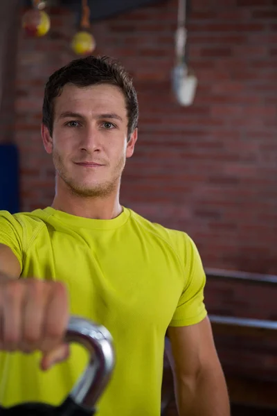 Homem confiante segurando kettlebell — Fotografia de Stock