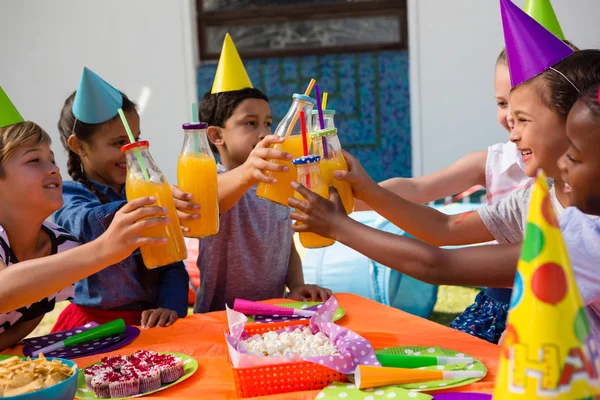 Crianças brindar beber garrafas — Fotografia de Stock
