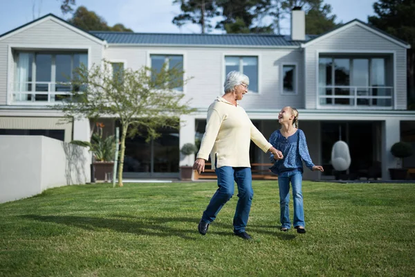 Barnbarn och mormor dansar tillsammans — Stockfoto