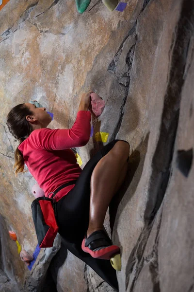 Mujer decidida practicando escalada en roca — Foto de Stock