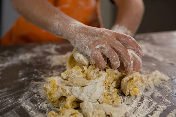 Metà sezione del ragazzo impasto impasto — Foto Stock