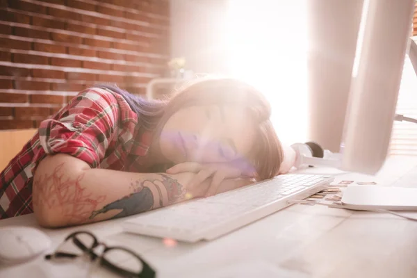 Ejecutiva durmiendo en su escritorio — Foto de Stock