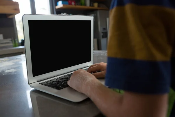 Tangan anak laki-laki dipotong menggunakan laptop — Stok Foto