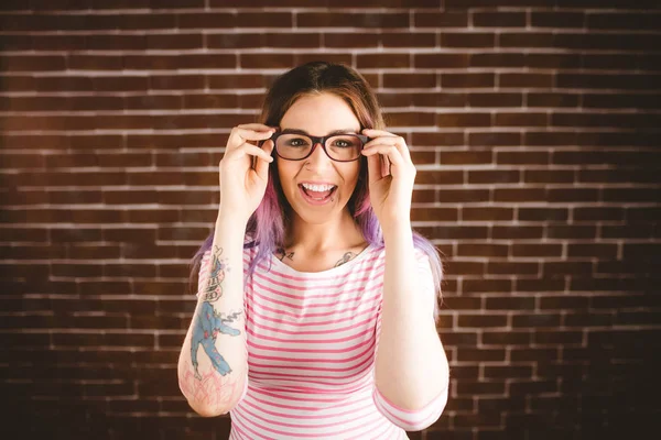 Vrouw bedrijf bril — Stockfoto