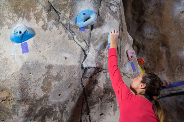 Donna determinata che pratica l'arrampicata su roccia — Foto Stock