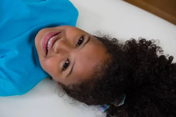 Menina deitada na cama na clínica — Fotografia de Stock