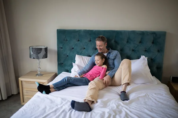 Baba ve kızı yatağa telefon kullanma — Stok fotoğraf