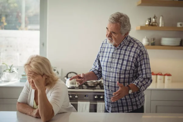 Casal sênior discutindo na cozinha — Fotografia de Stock