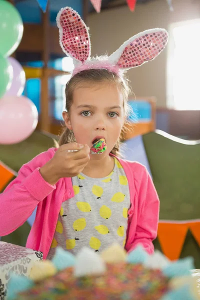 Aniversário menina comer um bolo — Fotografia de Stock