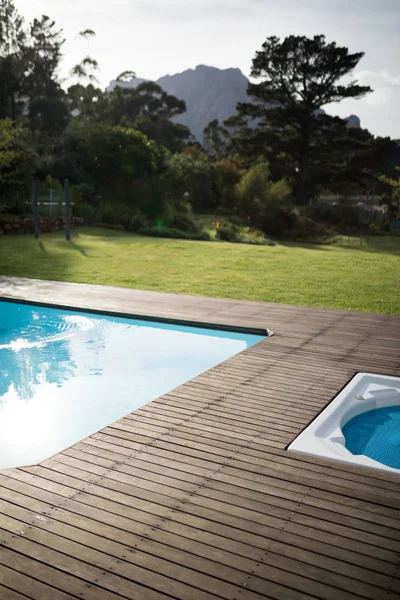 Piscina no jardim da frente da casa — Fotografia de Stock