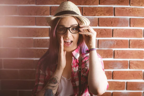 Mujer posando contra pared de ladrillo — Foto de Stock