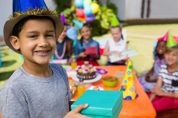 Retrato de niño mostrando caja de regalo —  Fotos de Stock