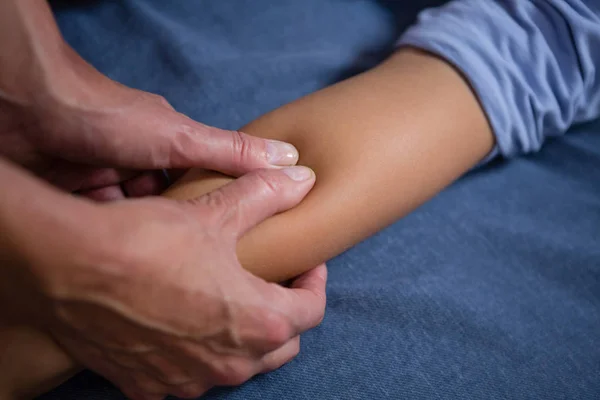 Fisioterapeuta dando massagem de mão ao paciente — Fotografia de Stock