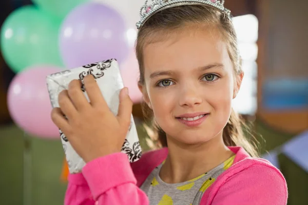 Cumpleaños niña sosteniendo una caja de regalo — Foto de Stock