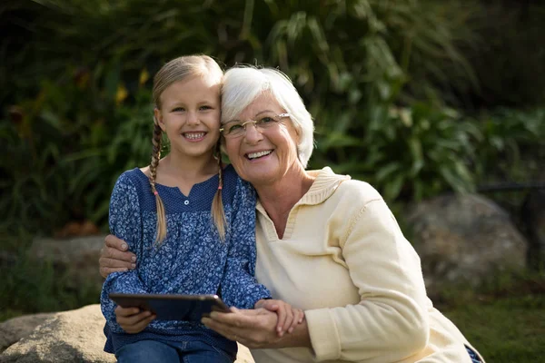 Petite-fille et grand-mère utilisant la tablette — Photo