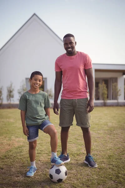 Padre e hijo de pie en el jardín con el fútbol —  Fotos de Stock