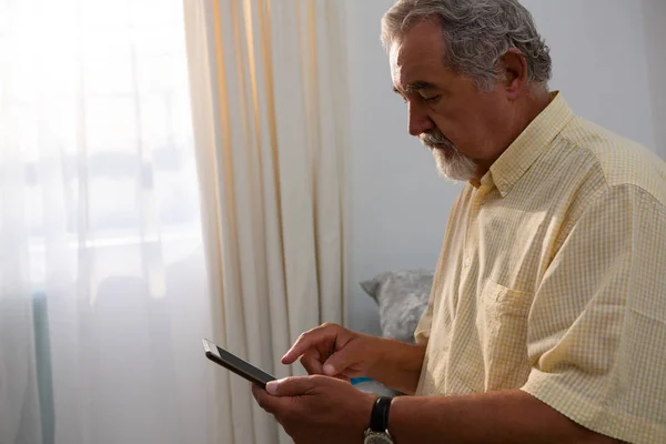 Uomo anziano che utilizza tablet in casa di riposo — Foto Stock