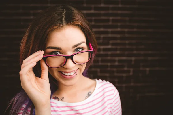 Усміхнена жінка тримає окуляри — стокове фото
